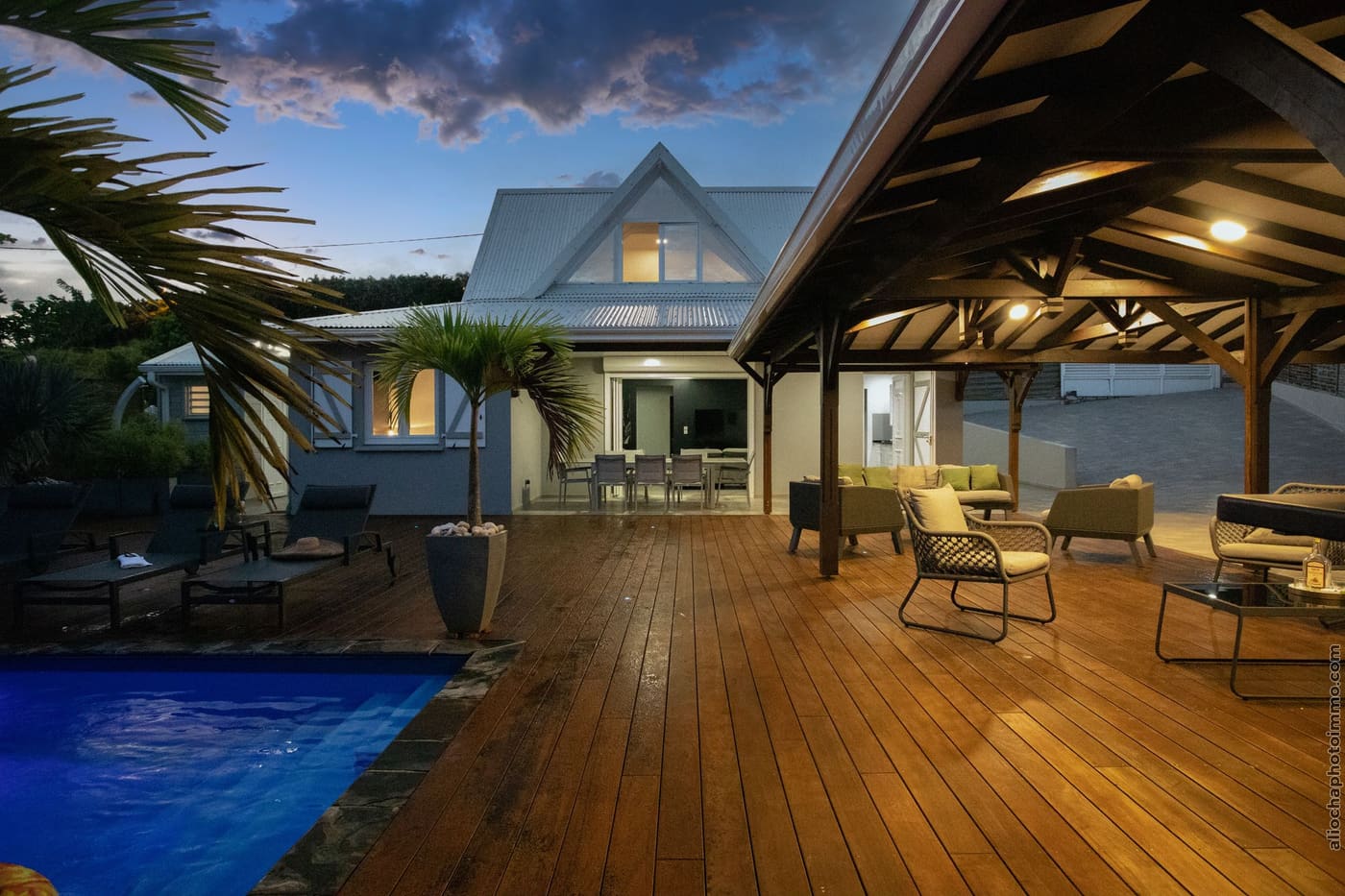 Le deck de la villa éclairé de nuit