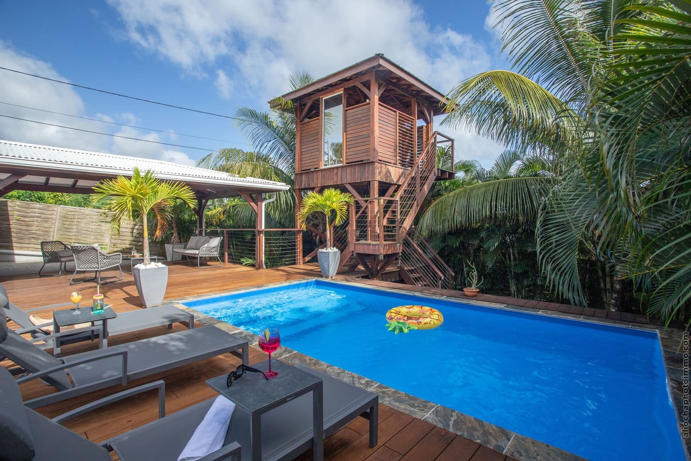 La piscine et le carbet de la Villa Sweet Paradise